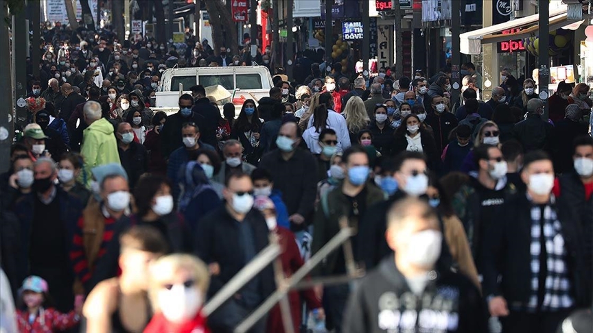 Kovid-19 vaka sayısında artış kaydedilen İzmir'in işlek noktalarında yoğunluk gözlendi