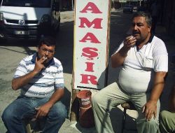 Sigara İzmaritlerini Yere Atmasınlar Diye Direğe Çöp Kutusu Astılar