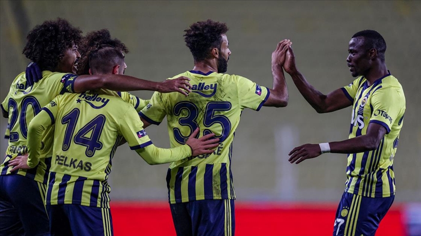 Fenerbahçe sahasında Medipol Başakşehir'e üstün