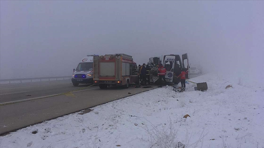 Hakkari'de minibüs ile tır çarpıştı: 4 ölü 5 yaralı