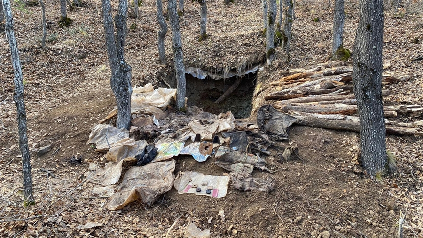 PKK'lı teröristlerin barındığı sığınakta yaşam malzemeleri ele geçirildi!