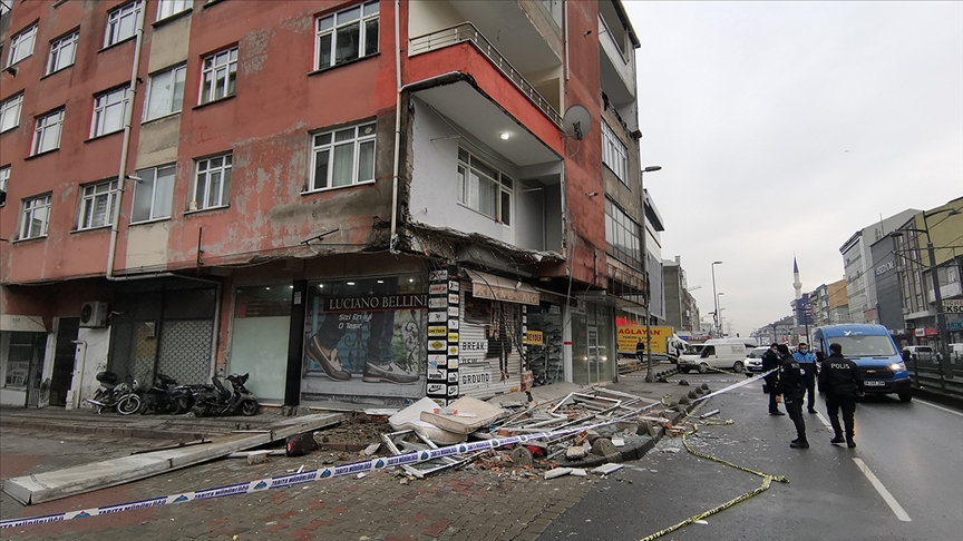 Sultangazi'de bir binanın balkonu çöktü!