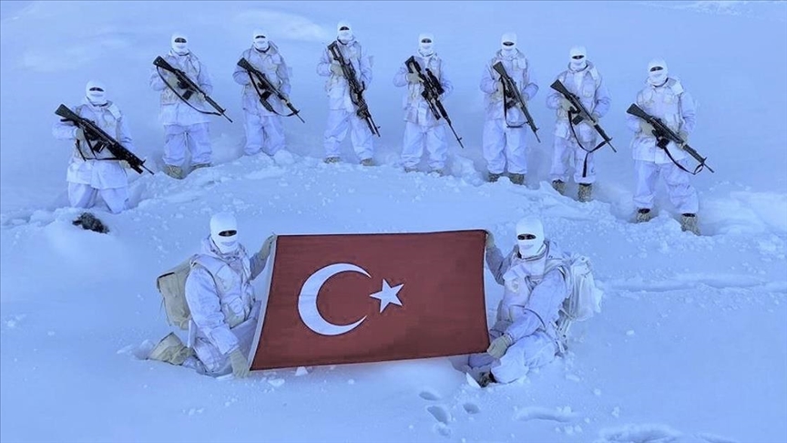 MSB zorlu hava şartlarında faaliyetlerini sürdüren Mehmetçiğin fotoğrafını paylaştı