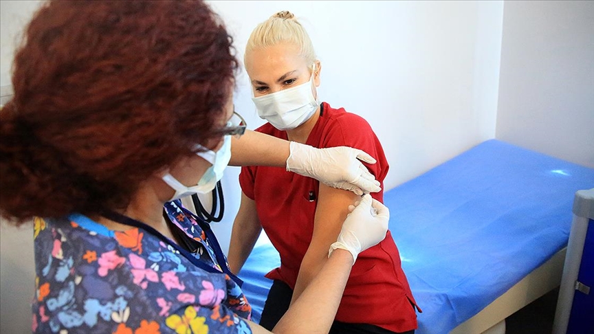 Sağlık Bakanı Koca: Birinci doz aşısını olan sağlık çalışanı sayısı 100 bini geçti