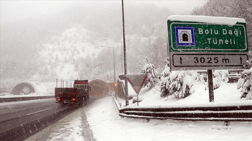 Bolu Dağı'nda yoğun kar yağışı etkisini sürdürüyor..