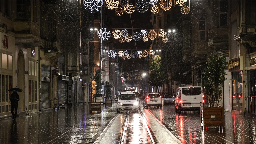 İstanbul'un bazı kesimlerinde kar yağışı etkisini sürdürüyor