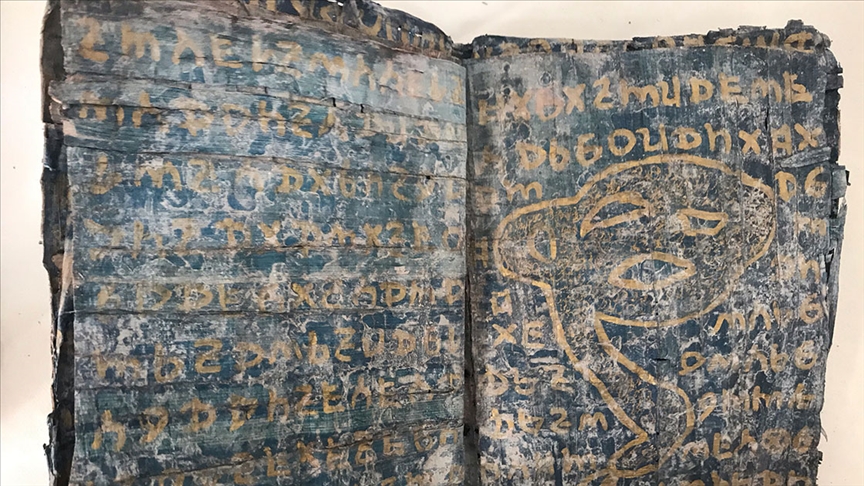 Gaziantep'te ele geçirilen tarihi eser niteliğinde altın yazmalı 10 Tevrat müzeye teslim edildi