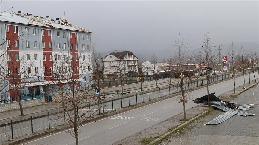 Bolu'da fırtınada çatılar uçtu, ağaçlar devrildi!