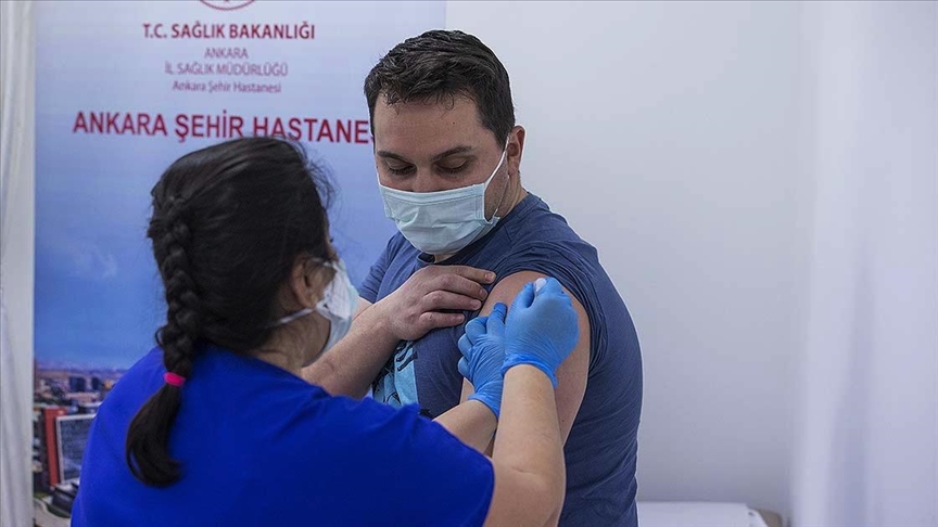 Sağlık çalışanları ikinci doz Kovid-19 aşılarını bu hafta olmaya başlıyor