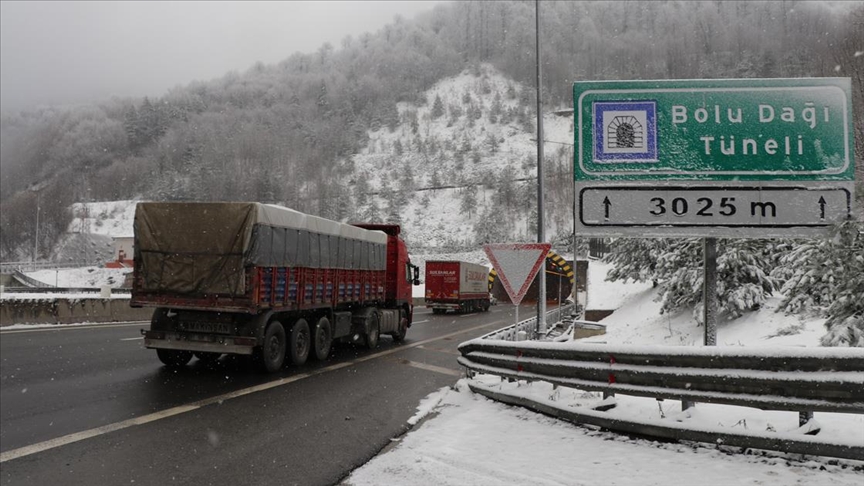 Bolu Dağı'nda kar yağışı etkili oluyor..