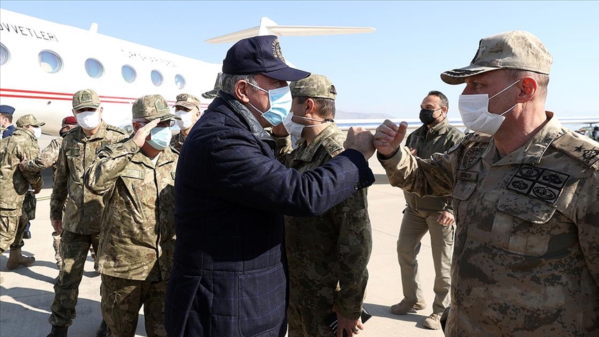 Milli Savunma Bakanı Akar, TSK komuta kademesi ile sınır hattında