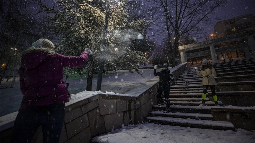 Ankara'da kar yağışı akşam saatlerinde etkisini artırdı