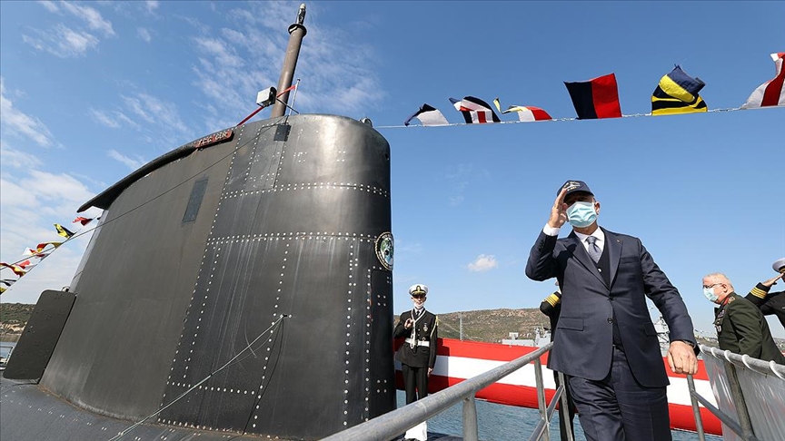 Milli Savunma Bakanı Hulusi Akar, TCG Gür denizaltısını ziyaret etti
