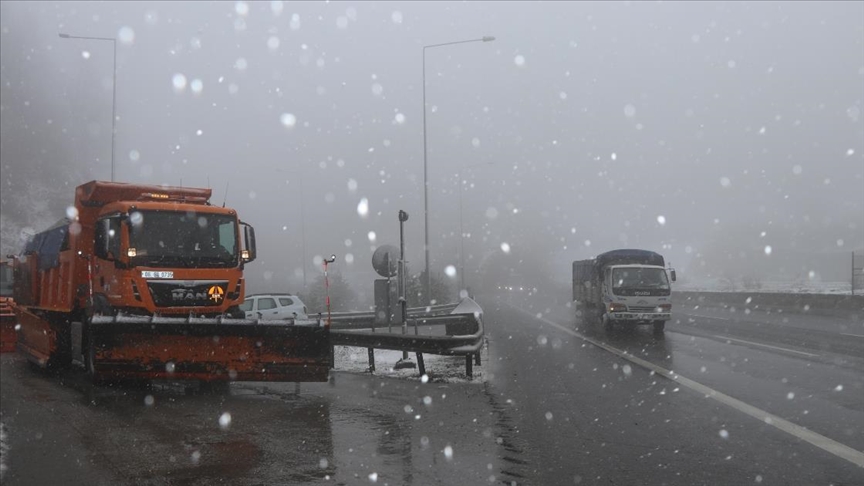 Bolu Dağı'nda kar, tipi ve sis etkili oluyor..