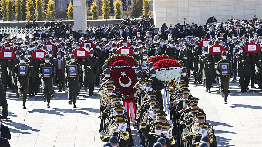 Bitlis'teki helikopter kazasında 11 askerin şehit düşmesi Türkiye'yi yasa boğdu