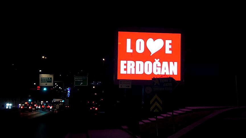 Gaziosmanpaşa'da 'Love Erdoğan' görseli LED ekranlara yansıtıldı