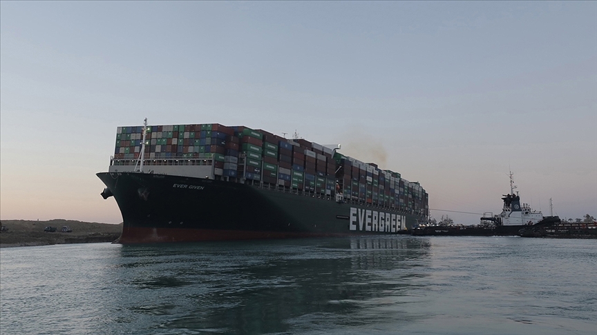 Mısır Süveyş Kanalı'nın günlerce kapanmasına yol açan gemiyi soruşturma tamamlanana kadar alıkoyac