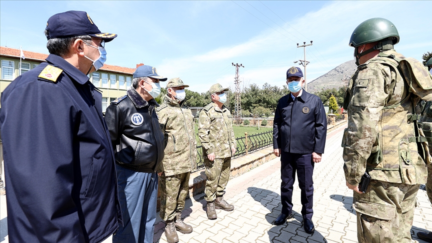 Bakan Akar, beraberindeki TSK Komuta Kademesi ile Gökçeada'da komandolarla bir araya geldi