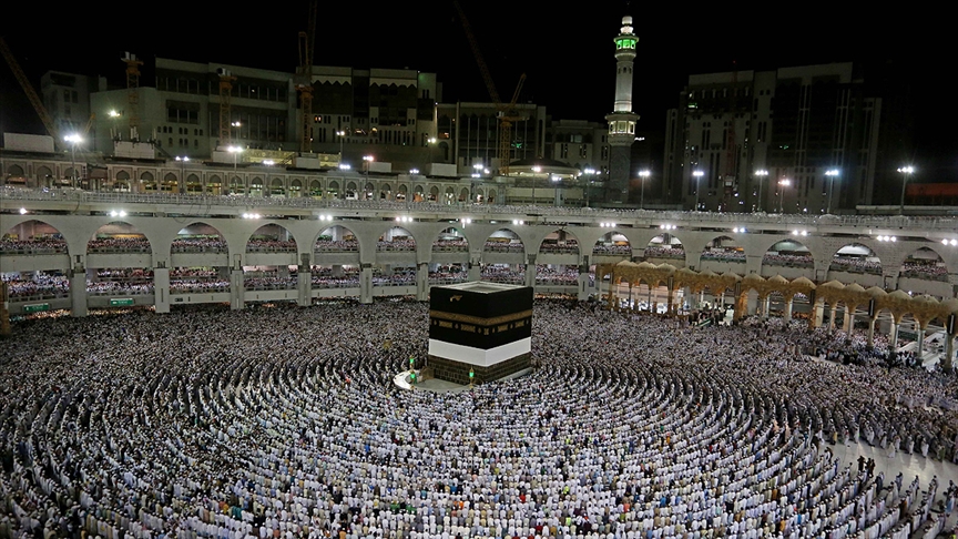 Suudi Arabistan, umre ve Kabe'de namaz için aşı olma veya Kovid-19'u geçirip iyileşme şartı getirdi