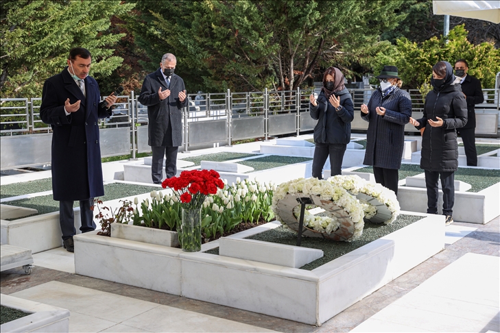 'Sakıp Sabancı kabri başında anıldı'