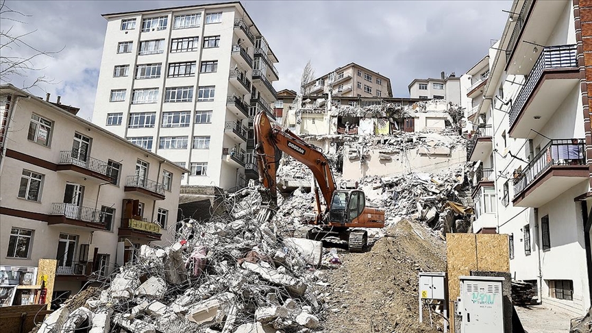 Ankara'da çökme riski bulunan apartmanın etrafındaki binalarda tahliye çalışmaları sürüyor