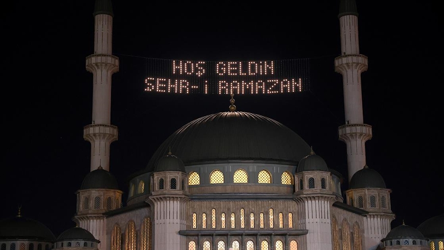 Taksim Meydanı'na yapılan camiye ilk kez ramazan mahyası asıldı