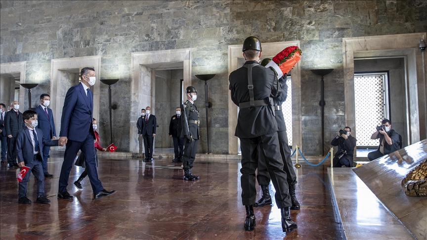 Bakan Selçuk, 23 Nisan Ulusal Egemenlik ve Çocuk Bayramı dolayısıyla Anıtkabir'i ziyaret etti