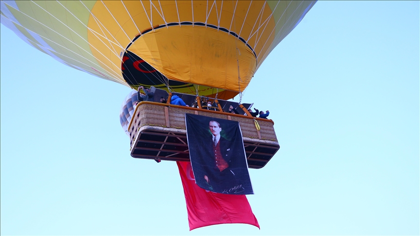 Kapadokya'da balonlar Türk bayrakları ve Atatürk posteri ile uçtu