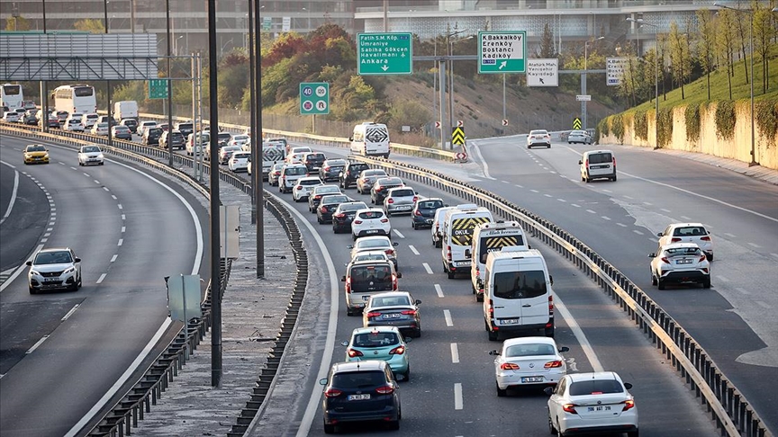 İstanbul'da, 'tam kapanma' öncesinde şehir dışına çıkmak isteyenler nedeniyle trafik yoğunlaştı