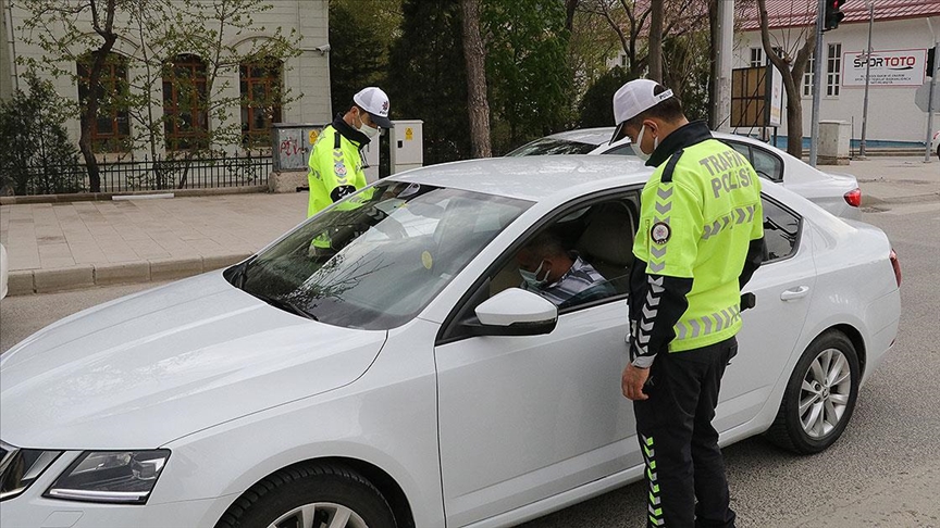 Kısıtlamadan muaf sektör çalışanlarına 2 milyon 52 bin 86 'çalışma muafiyet izni belgesi' düzenlendi