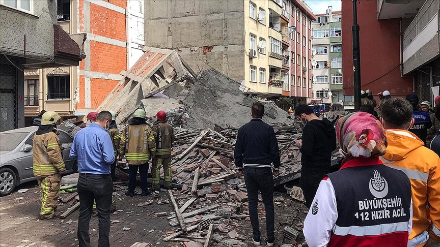 Zeytinburnu'nda daha önce boşaltıldığı öğrenilen 5 katlı bina çöktü