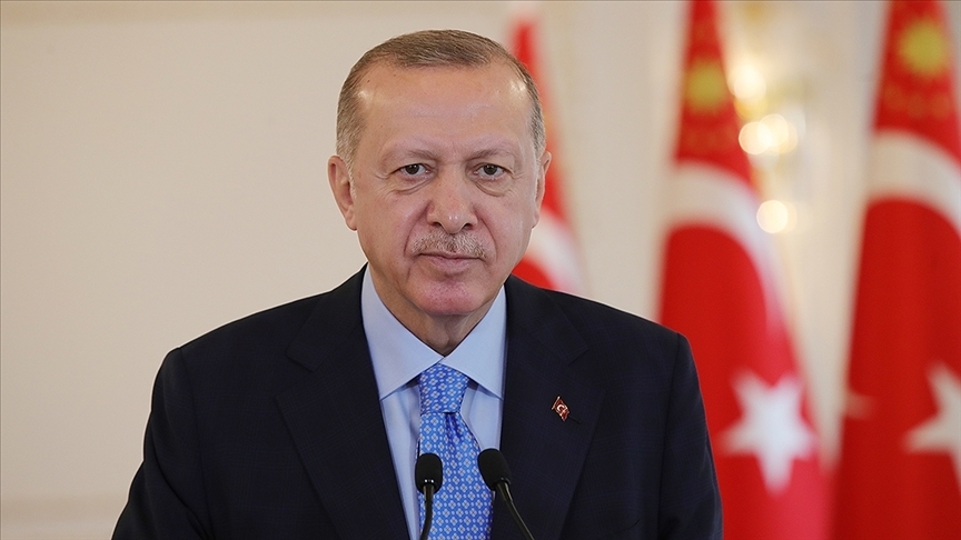 Erdoğan: Şampiyon olan Beşiktaş'ı ve tüm Beşiktaş taraftarını canı gönülden tebrik ediyorum