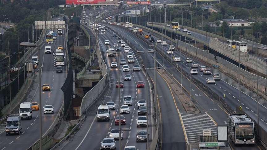 İstanbul'da 'tam kapanma' döneminin sona ermesiyle trafik yoğunluğu arttı