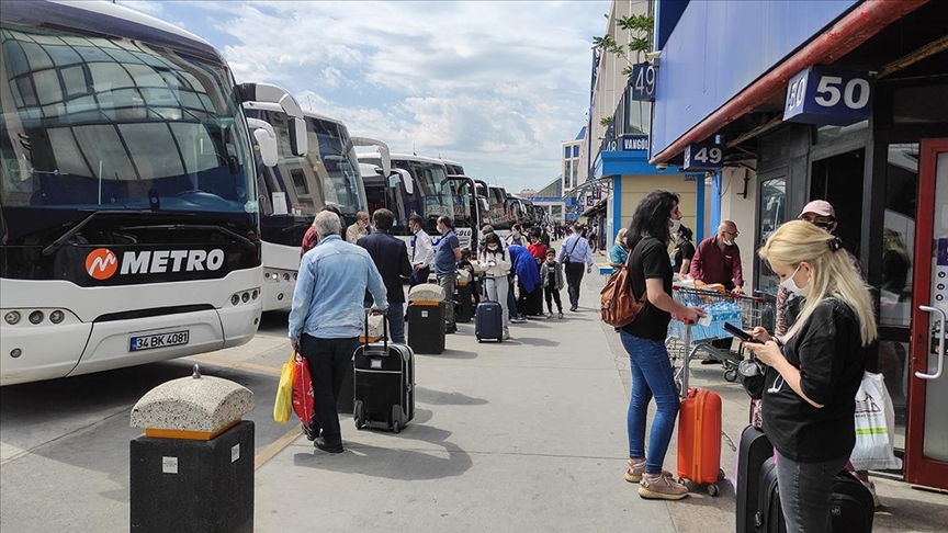 'Kademeli normalleşme'nin ikinci gününde de otogarda hareketlilik yaşanıyor