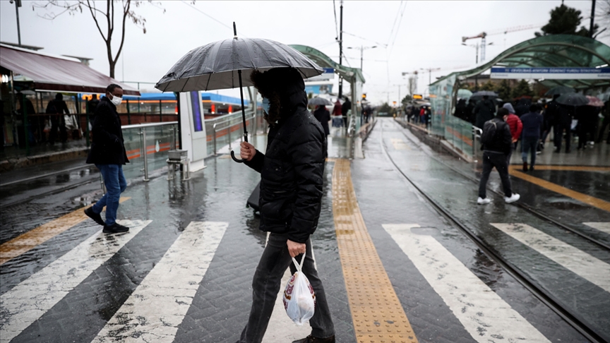 İstanbul'da sıcak hava yerini yağışa bıraktı