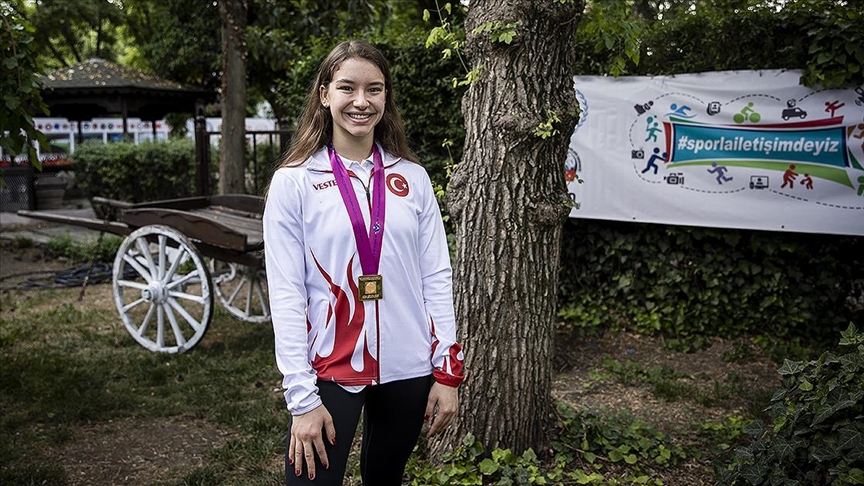 Dünya şampiyonu cimnastikçi Ayşe Begüm Onbaşı / Altın madalyasını Türk kadınlarına armağan etti