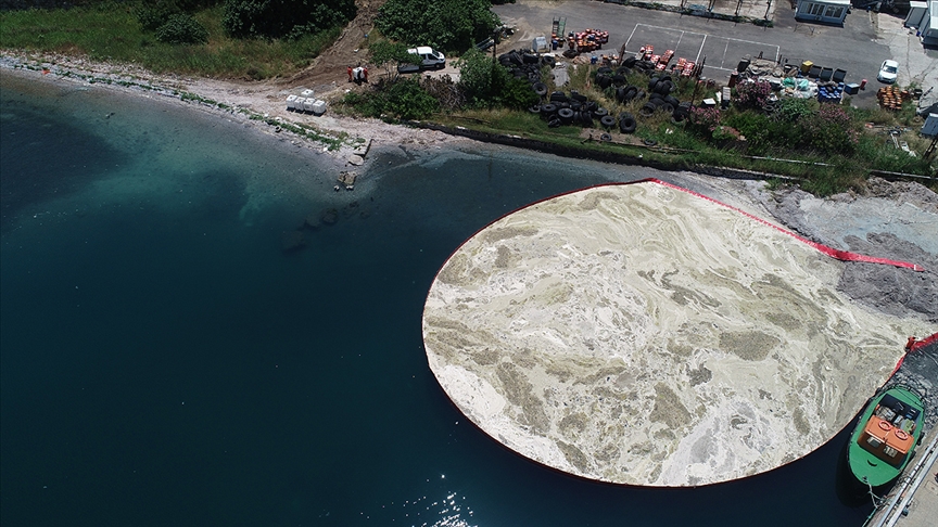 Bakan Kurum, Marmara Denizi'nden 6 günde 2 bin 166 metreküp müsilaj temizlendiğini bildirdi