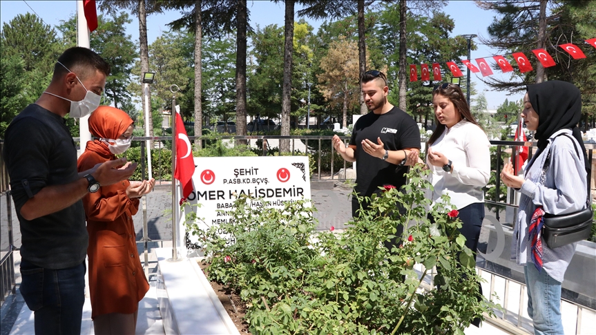 Şehit Ömer Halisdemir'in kabrinde ziyaretçi yoğunluğu