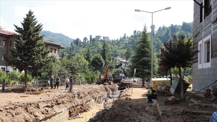 Rize'deki sel ve heyelanın ardından hasar tespit ve temizlik çalışmaları sürüyor