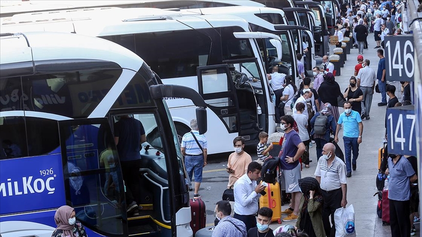 İstanbul'da havalimanları ve otogarlarda bayram hareketliliği yaşanıyor