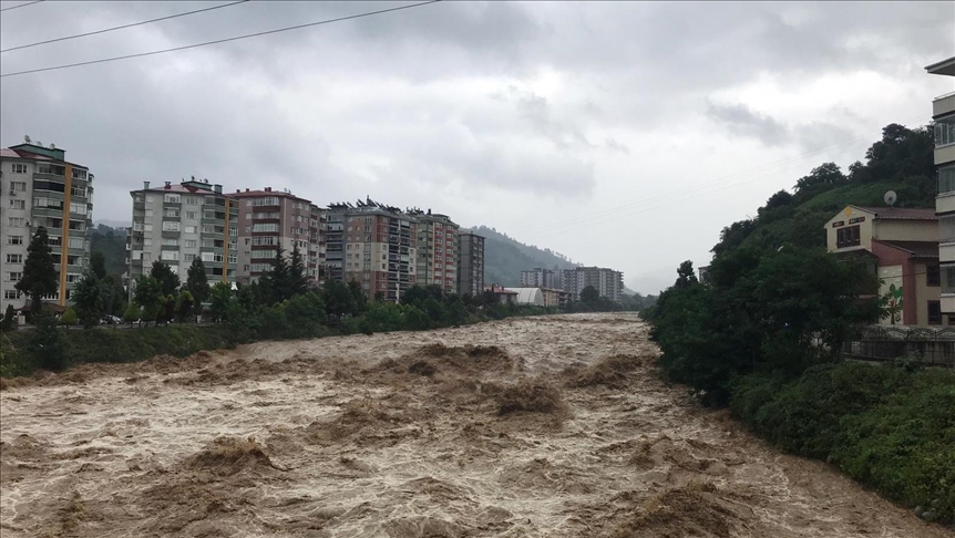 Rize'de sağanak nedeniyle dereler taştı, tarım arazileri ve yollarda hasar oluştu