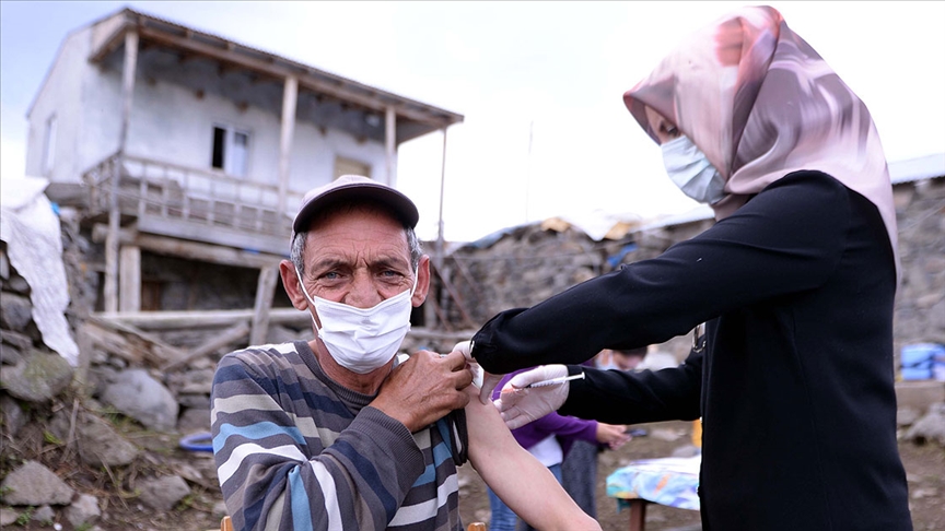 Sağlık ekipleri bayramda da tüm zorlukları aşıp her noktaya aşı ulaştırmaya çalışıyor