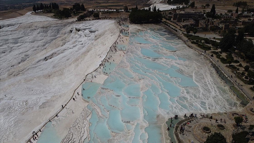 Pamukkale'de bayram yoğunluğu yaşanıyor..