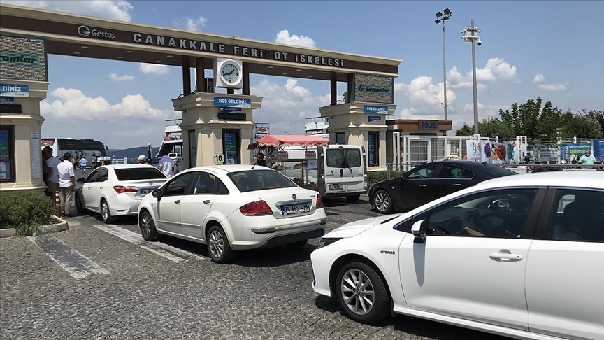 Çanakkale'deki feribot iskelelerinde tatilcilerin dönüş yolculuğu sürüyor