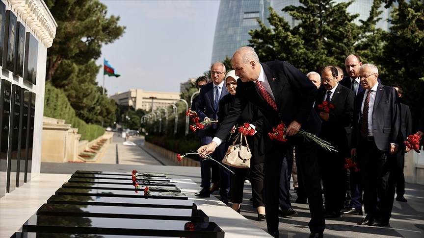 AK Parti heyeti Azerbaycan'da şehitlikleri ziyaret etti!