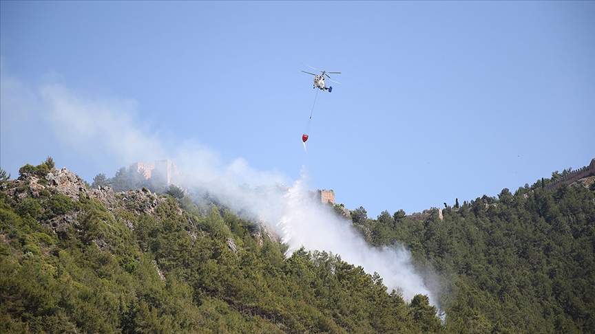 Antalya'da çıkan orman yangınına hava ve karadan müdahale ediliyor