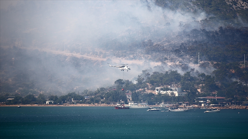 Mersin'in Silifke ilçesinde çıkan orman yangınına müdahale ediliyor