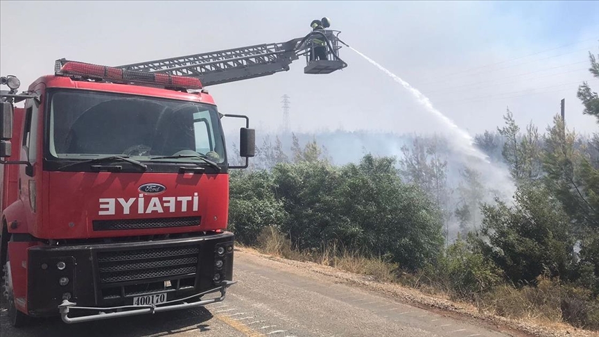 TSK, pek çok bölgede yangın söndürme ve tahliye çalışmalarına destek vermeyi sürdürüyor