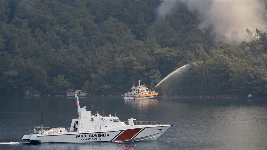 Marmaris'teki orman yangınına gemiyle denizden de müdahale ediliyor