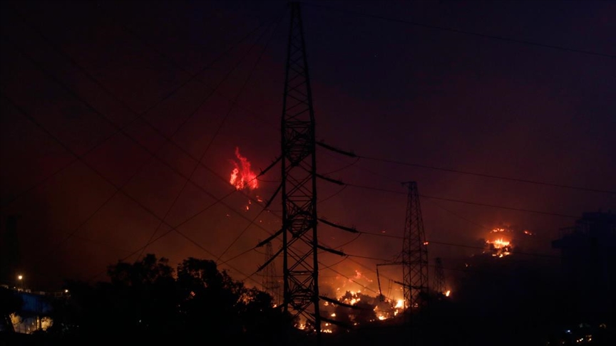 Orman yangını Kemerköy Termik Santrali'nin tel örgülerine kadar yaklaştı